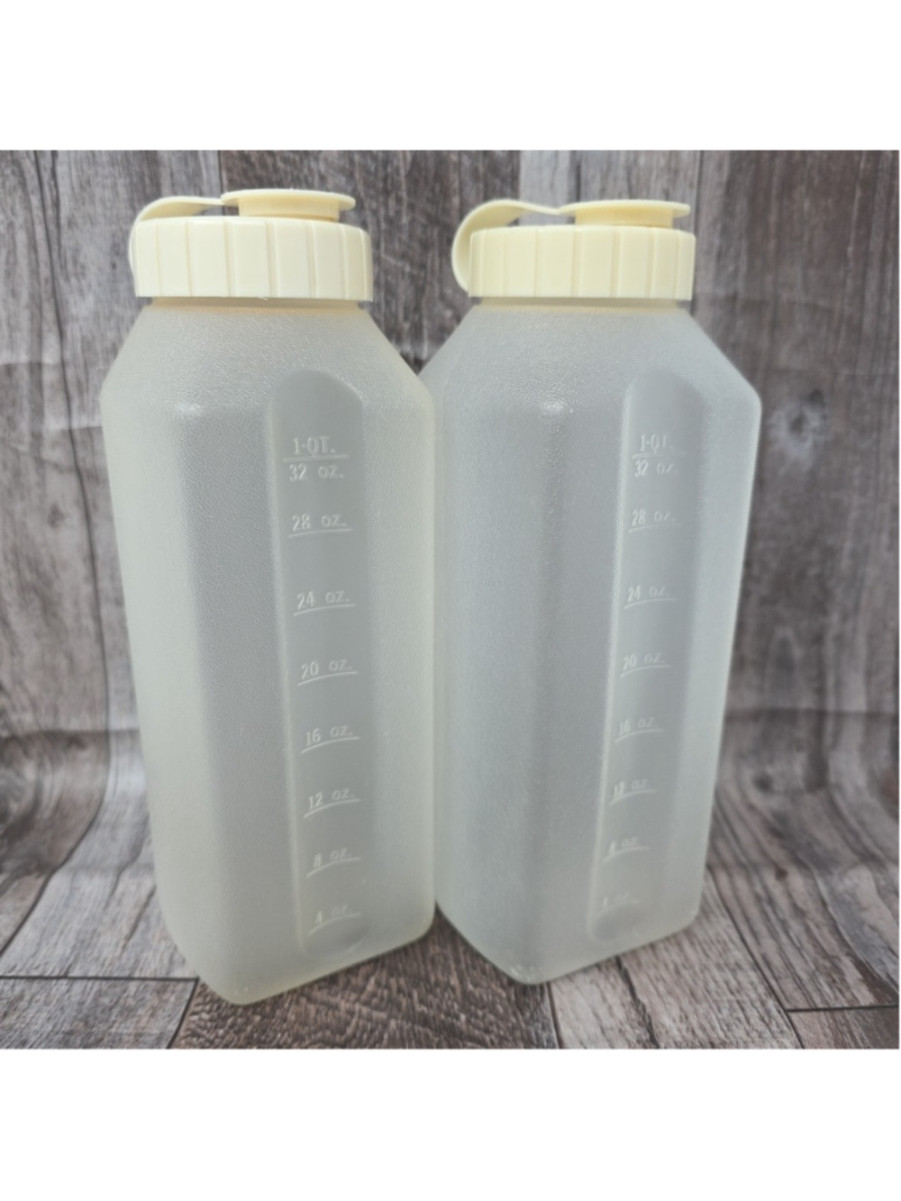 2 Rubbermaid 1 Qt 32 Oz Servin’ Saver Drink Bottles Containers Flip Top USA Vtg